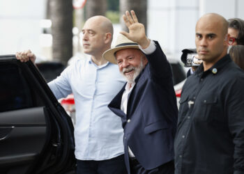 El presidente brasileño, Luiz Inácio Lula da Silva, se despide al salir del Hospital Sirio Libanés de São Paulo, donde estuvo hospitalizado una semana hasta el domingo 15 de diciembre de 2024, y donde fue operado por una hemorragia intracraneal. Foto: Sebastião Moreira / EFE.