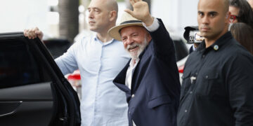 El presidente brasileño, Luiz Inácio Lula da Silva, se despide al salir del Hospital Sirio Libanés de São Paulo, donde estuvo hospitalizado una semana hasta el domingo 15 de diciembre de 2024, y donde fue operado por una hemorragia intracraneal. Foto: Sebastião Moreira / EFE.