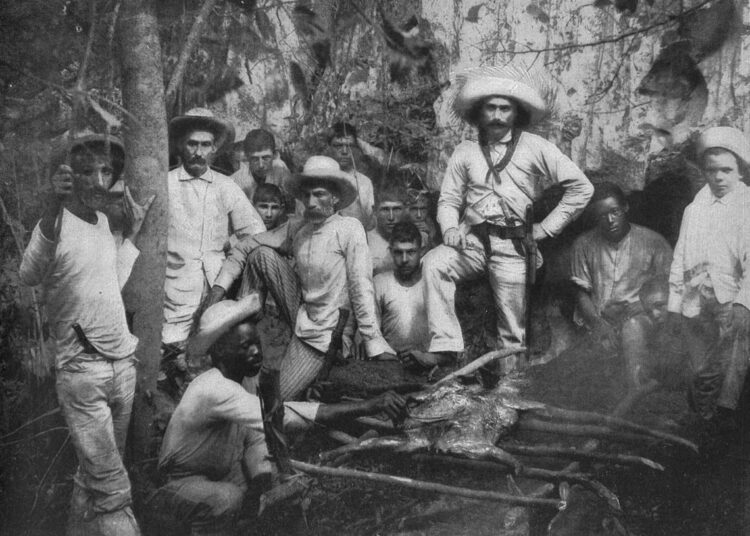 Escena en un campamento mambí donde los soldados asan un puerco. Foto: Archivo del autor.