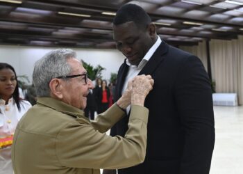 Raúl Castro condecora a López. Foto: X @PresidenciaCuba