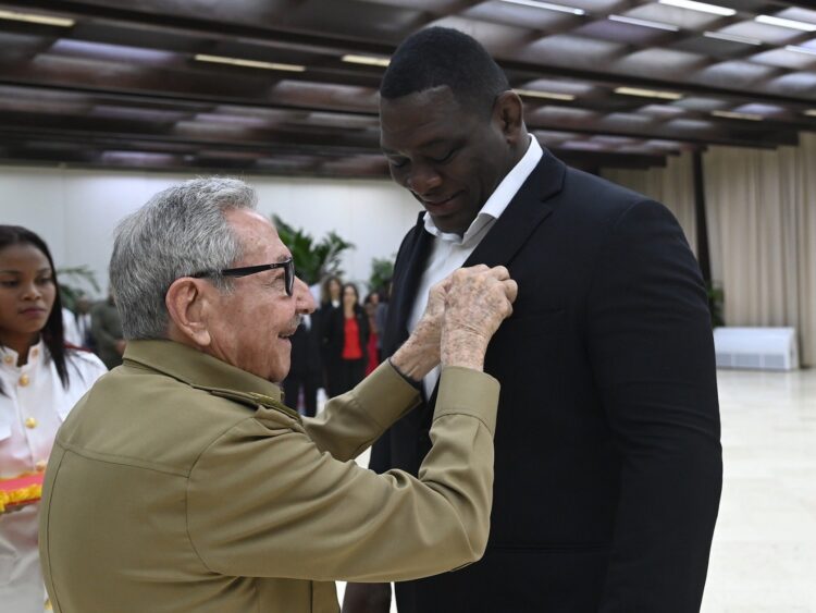 Raúl Castro condecora a López. Foto: X @PresidenciaCuba