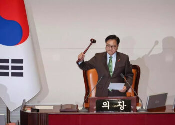 El diputado de la Asamblea Nacional surcoreana Woo Won-shik declara la aprobación de la moción de censura contra el presidente Yoon Suk-yeol. Foto: EFE/EPA/YONHAP SOUTH KOREA OUT