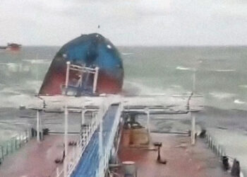 Buque petrolero ruso naufragado como consecuencia de un temporal en el estrecho de Kerch, entre los mares de Azoz y Negro. Foto: Captura de video / RT.