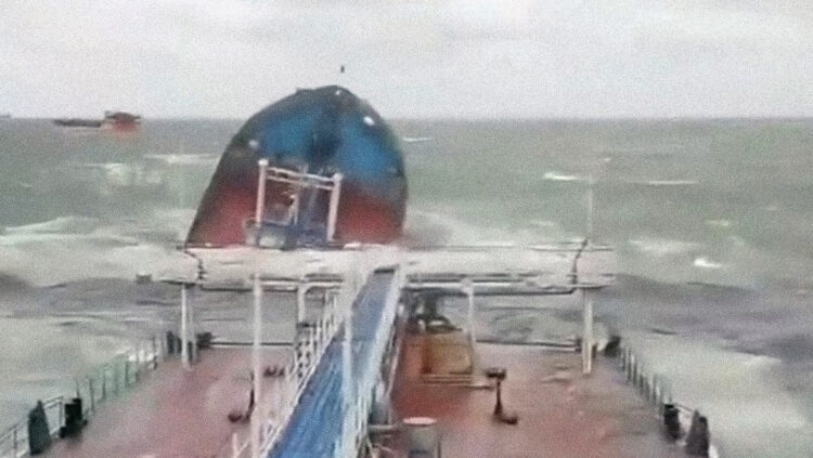 Buque petrolero ruso naufragado como consecuencia de un temporal en el estrecho de Kerch, entre los mares de Azoz y Negro. Foto: Captura de video / RT.