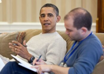 El entonces presidente Obama y su asesor Ben Rhodes, uno de los negociadores con Cuba durante el período de deshielo y firmante ahora de una carta dirigida al presidente Joe Biden. Foto: Casa Blanca / Archivo.