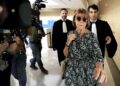 Gisele Pelicot abandona el tribunal después de escuchar la declaración de su exmarido, Dominique Pelicot, en el juicio abierto contra él y otros 51 hombres por drogarla y violarla durante años, el 17 de septiembre. Foto: EFE/Guillaume Horcajuelo.