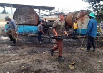 Trabajadores de la planta de asfalto de Sancti Spíritus laboran en tareas de recuperación. Foto: Pastor Batista/Granma.