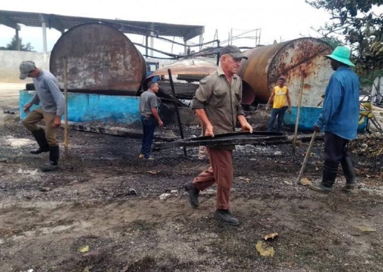 Trabajadores de la planta de asfalto de Sancti Spíritus laboran en tareas de recuperación. Foto: Pastor Batista/Granma.