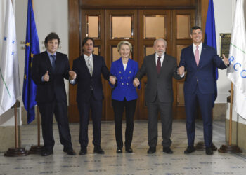 De izquierda a derecha: Javier Milei, Luis Lacalle Pou, Ursula von der Leyen, Luiz Inácio Lula da Silva y Santiago Peña. Foto:  Sofía Torres/EFE.