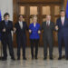 De izquierda a derecha: Javier Milei, Luis Lacalle Pou, Ursula von der Leyen, Luiz Inácio Lula da Silva y Santiago Peña. Foto:  Sofía Torres/EFE.