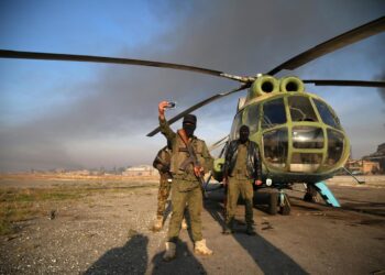 Hombres armados se toman selfies en el aeropuerto militar de Nayrab, en Alepo, Siria, el 2 de diciembre de 2024. Foto: BILAL AL HAMMOUD/EFE/EPA.