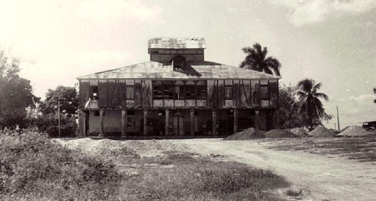 Fachada de la casona señorial del ingenio de San Idelfonso en el verano de 1981, cuando se desplegó la investigación en el terreno. Foto: Cortesía del Dr. Antonio Cobo Abreu.