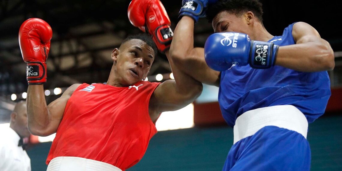 Combate entre boxeadores de Holguín y Guantánamo, en la jornada final de la Serie Nacional de Boxeo, ganada por primera vez por los holguineros. Foto: Jit / Facebook.
