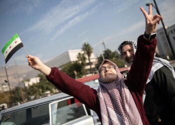 Personas celebran en Damasco la caída de al Assad. Foto: HASAN BELAL/EFE/EPA.