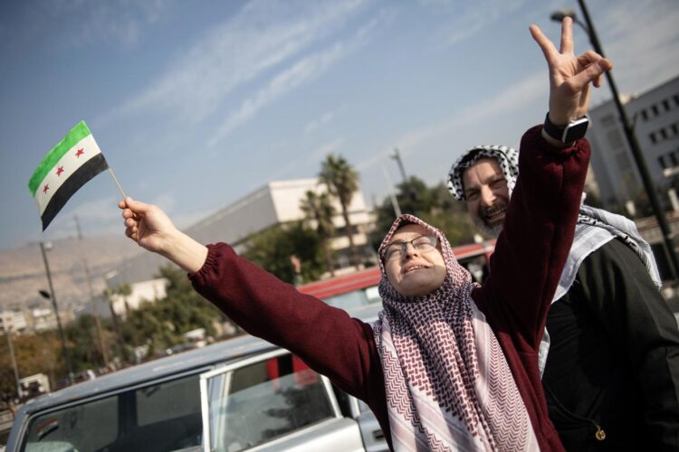 Personas celebran en Damasco la caída de al Assad. Foto: HASAN BELAL/EFE/EPA.