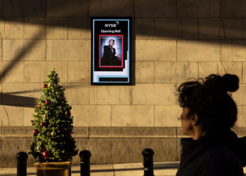 NUEVA YORK (ESTADOS UNIDOS), 12/12/2024.- Una persona pasa junto a una pantalla con una imagen del presidente electo de Estados Unidos, Donald Trump, en el exterior de la Bolsa de Nueva York, donde tocará la campana de apertura, en Nueva York, Nueva York (EE.UU.). El presidente electo Trump ha sido reconocido como "Persona del Año" por la revista Time. Foto: EFE/EPA/JUSTIN LANE