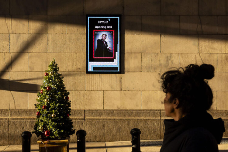 NUEVA YORK (ESTADOS UNIDOS), 12/12/2024.- Una persona pasa junto a una pantalla con una imagen del presidente electo de Estados Unidos, Donald Trump, en el exterior de la Bolsa de Nueva York, donde tocará la campana de apertura, en Nueva York, Nueva York (EE.UU.). El presidente electo Trump ha sido reconocido como "Persona del Año" por la revista Time. Foto: EFE/EPA/JUSTIN LANE