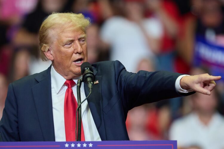 Trump hablando en un mitin en el Van Andel Arena, en Michigan. Foto:  Allison Dinner/EFE.