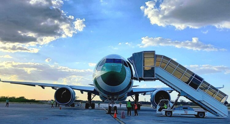 Un avión de Condor en Holguín. Foto: Aeropuerto Internacional "Frank País García" Holguín.