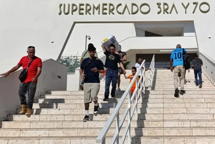 El nuevo mercado de 3ra y 70, en La Habana, una de las puntas de lanza de la dolarización que impulsa el Gobierno cubano. Foto: Ernesto Mastrascusa / EFE.