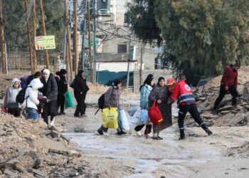 Familias palestinas huyen de Yenín tras ofensiva militar de Israel. Foto: EFE/EPA/ALAA BADARNEH