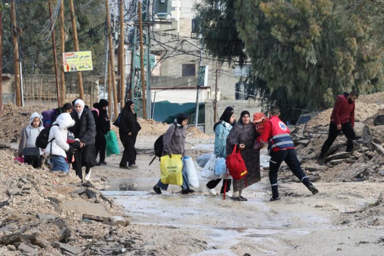 Familias palestinas huyen de Yenín tras ofensiva militar de Israel. Foto: EFE/EPA/ALAA BADARNEH