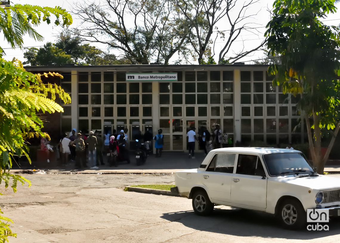 Banco Metropolitano en Avenida 31 y la calle 82, en el municipio habanero de Marianao. Foto: Otmaro Rodríguez.