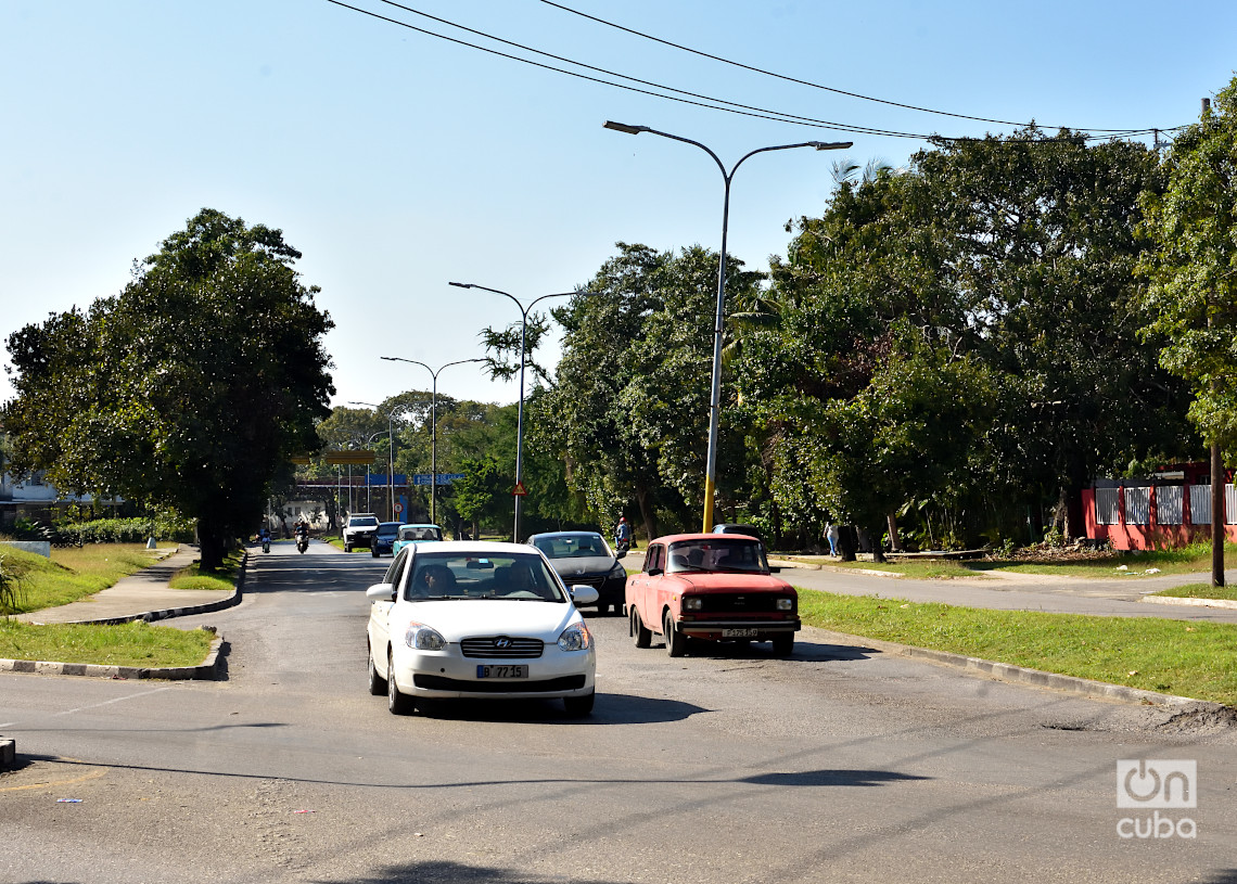 Autos en la avenida 25 del municipio habanero de Marianao. Foto: Otmaro Rodríguez.