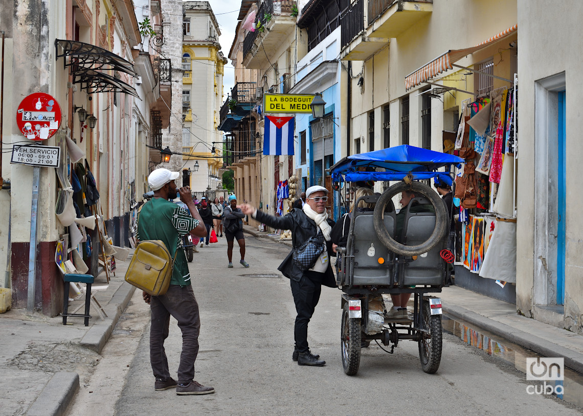 Personas en la calle Empedrado, cerca de La Bodeguita del Medio, en el centro histórico de La Habana, en los primeros días de 2025. Foto: Otmaro Rodríguez.