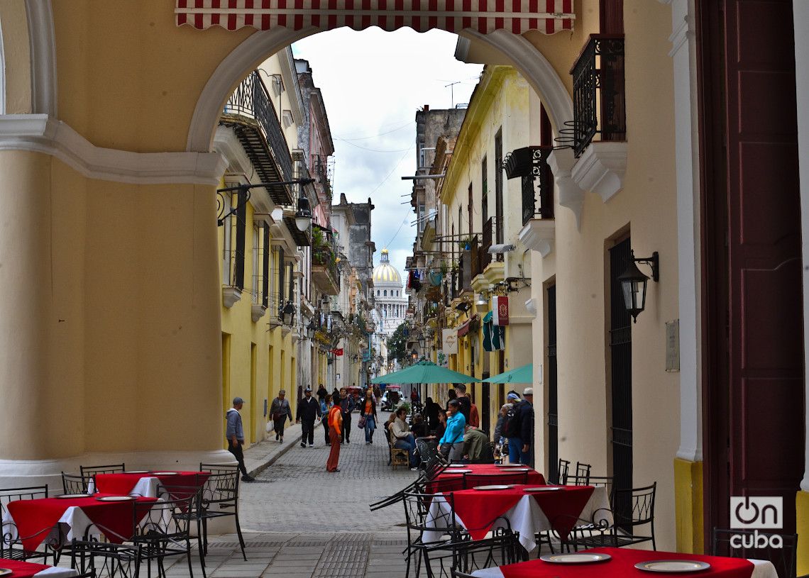 Vista de la calle Teniente Rey, en el centro histórico de La Habana, en los primeros días de 2025. Foto: Otmaro Rodríguez.