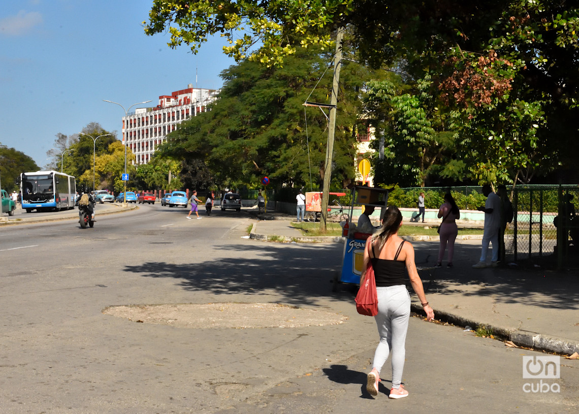 Una persona camina hacia la parada de ómnibus en "La Ceguera", en el municipio habanero de Marianao. Foto: Otmaro Rodríguez.