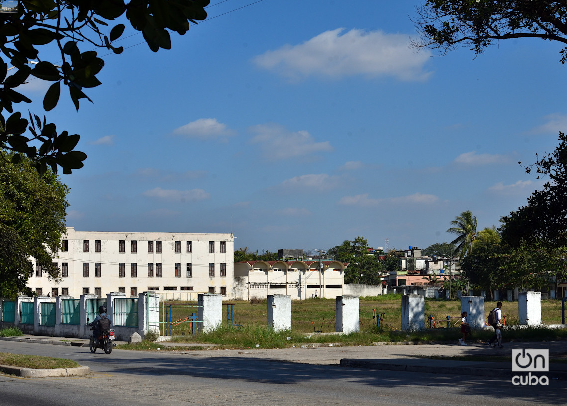 Campo deportivo del Preuniversitario Monolito Aguiar, en el municipio habanero de Marianao. Foto: Otmaro Rodríguez.