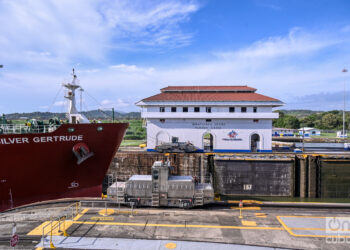 La esclusa de Miraflores, una de las tres principales del Canal de Panamá y el lugar donde los turistas pueden observar de cerca cuando pasan los barcos. Foto: Kaloian.