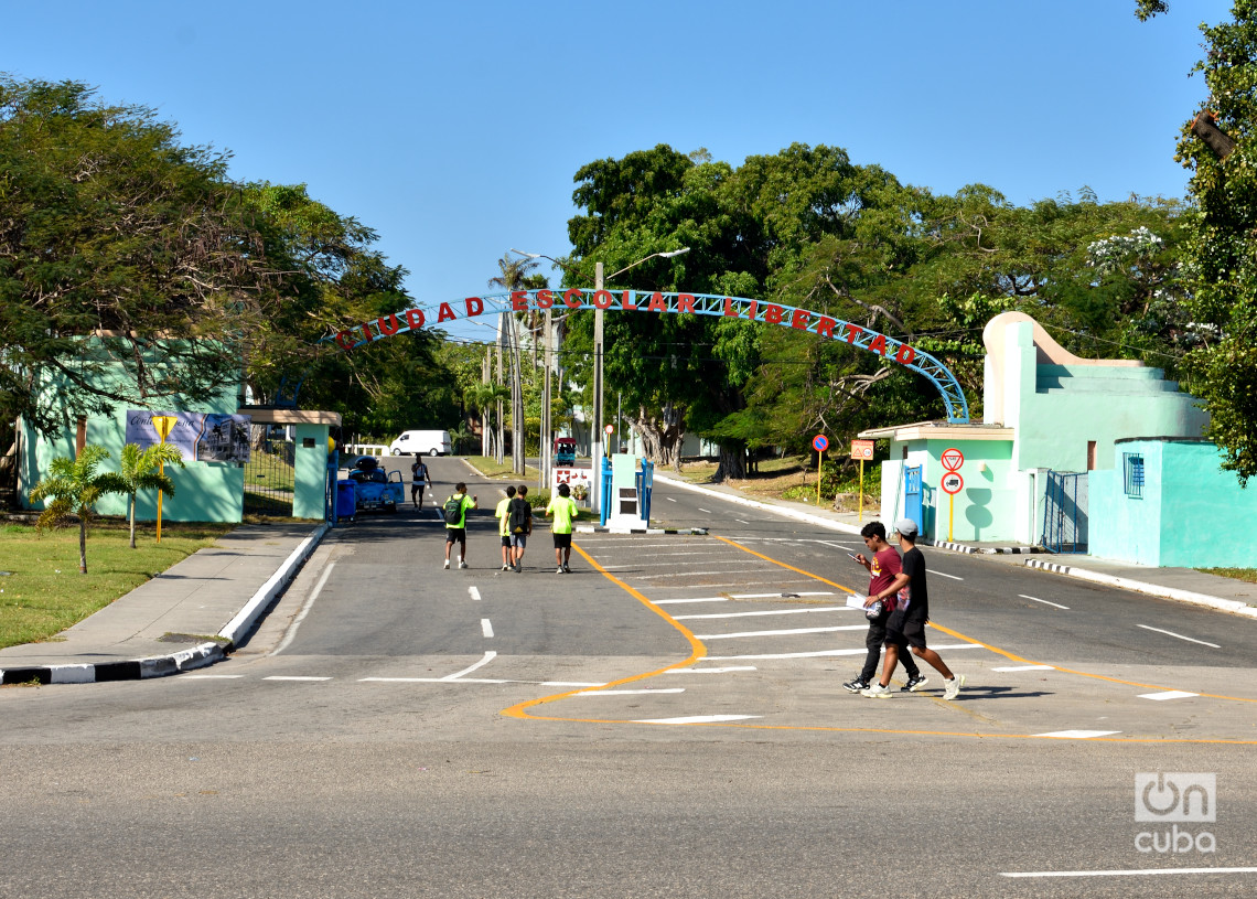 Entrada a la Ciudad Escolar Libertad, antiguo Campamento Militar de Columbia, en el municipio habanero de Marianao. Foto: Otmaro Rodríguez.