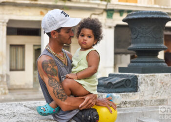 Un padre y su niña en La Habana. Foto: Kaloian / Archivo.