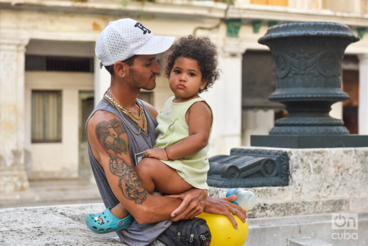 Un padre y su niña en La Habana. Foto: Kaloian / Archivo.