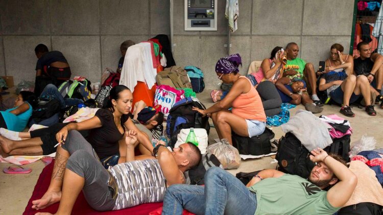 Cubanos en el aeropuerto de Managua, capital de Nicaragua. Foto:  Infobae