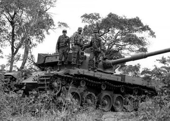 Cubanos en Cuito Cuanavale  sobre un tanque abandonado. Foto:  Pastor Batista, Granma.