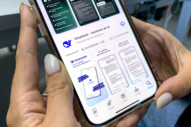 Una mujer se descarga la aplicación de la IA china DeepSeek en su teléfono móvil en Bangkok, Tailandia. Foto: Brian Bujalance / EFE.