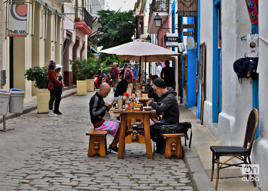 Turistas en un restaurante privado de la calle San Ignacio, en el centro histórico de La Habana, en los primeros días de 2025. Foto: Otmaro Rodríguez.