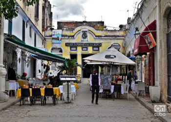 Restaurante privado prácticamente sin clientes en el centro histórico de La Habana, en los primeros días de 2025. Foto: Otmaro Rodríguez.