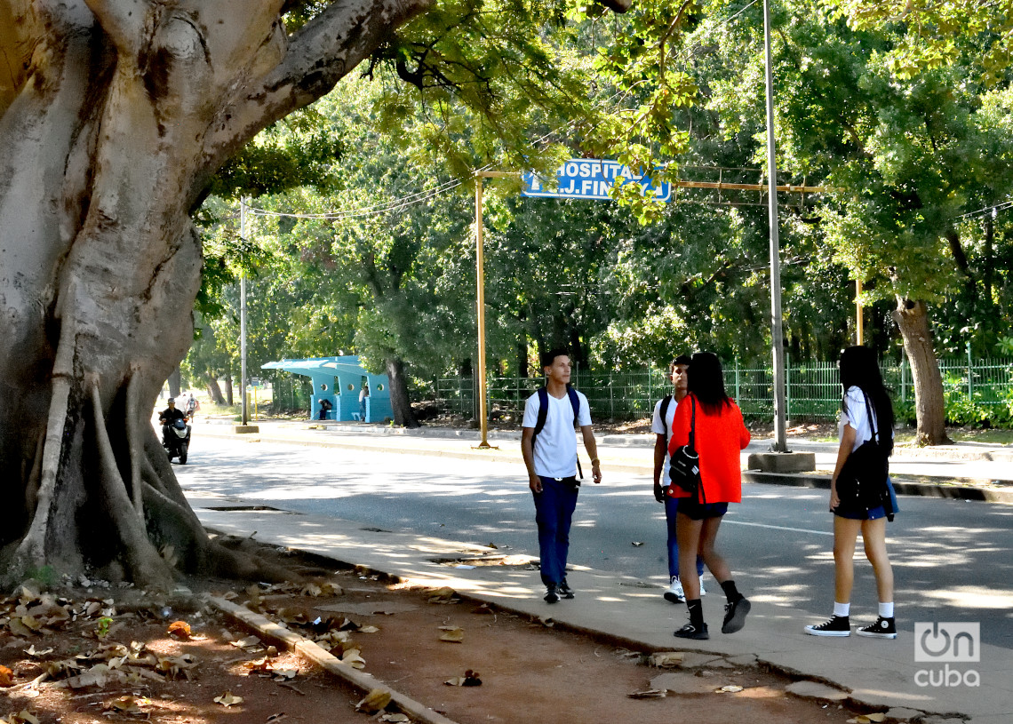 Estudiantes transitan por la avenida 31 en el municipio habanero de Marianao. Foto: Otmaro Rodríguez.