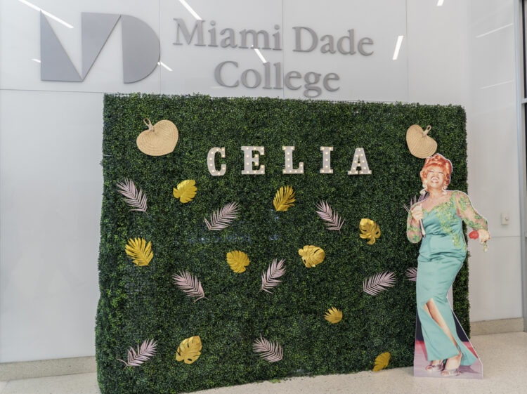 Fotografía cedida por la universidad Miami Dade College (MDC) de una imagen de la cantante cubana Celia Cruz durante la inauguración de la exposición 'Celia Cruz: Work'. Foto: EFE.