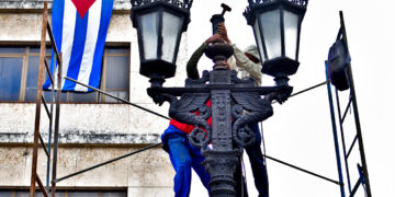 Trabajadores reparan las farolas del Paseo del Prado, en La Habana, en los primeros días de 2025. Foto: Otmaro Rodríguez.