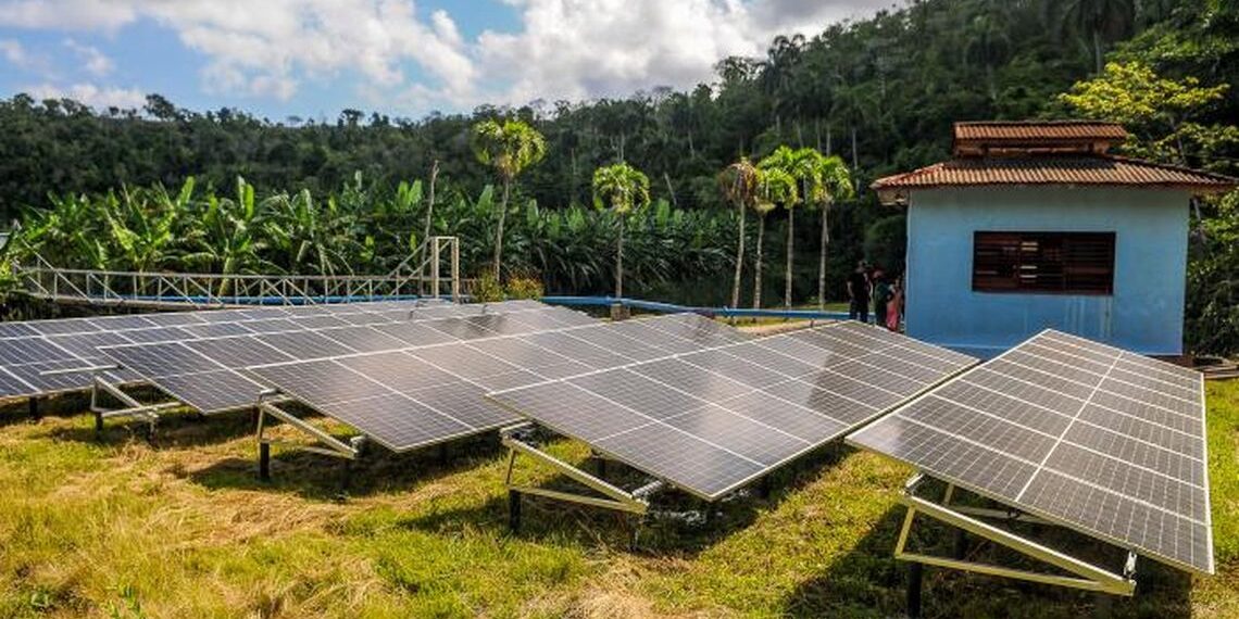 Paneles solares de sistemas de bombeo de agua en Cuba. Foto: José Manuel Correa / Granma.
