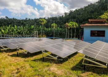 Paneles solares de sistemas de bombeo de agua en Cuba. Foto: José Manuel Correa / Granma.