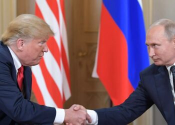 Los presidentes Donald Trump y Vladimir Putin se saludan durante un encuentro en Helsinski, Finlandia, en 2018. Foto: Sergey Guneev / Sputnik / Archivo.