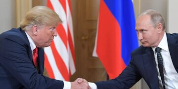 Los presidentes Donald Trump y Vladimir Putin se saludan durante un encuentro en Helsinski, Finlandia, en 2018. Foto: Sergey Guneev / Sputnik / Archivo.