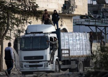 Camiones transportando ayuda humanitaria para Gaza. Foto: EFE/EPA/HAITHAM IMAD.