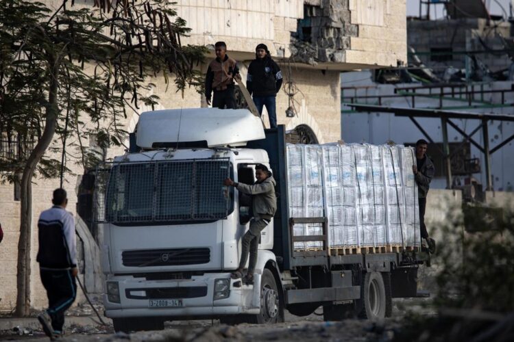 Camiones transportando ayuda humanitaria para Gaza. Foto: EFE/EPA/HAITHAM IMAD.